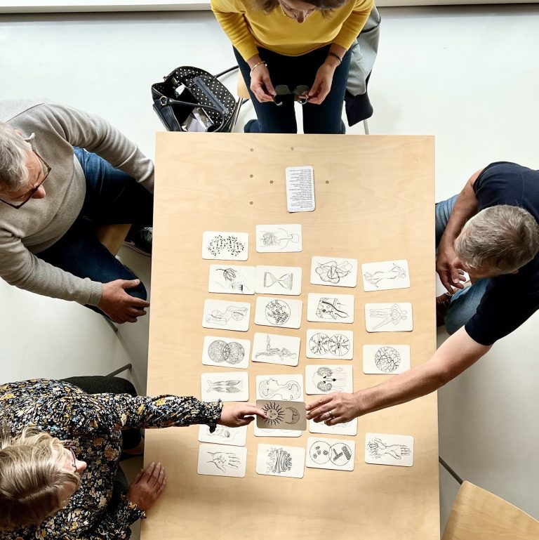 Group playing card game